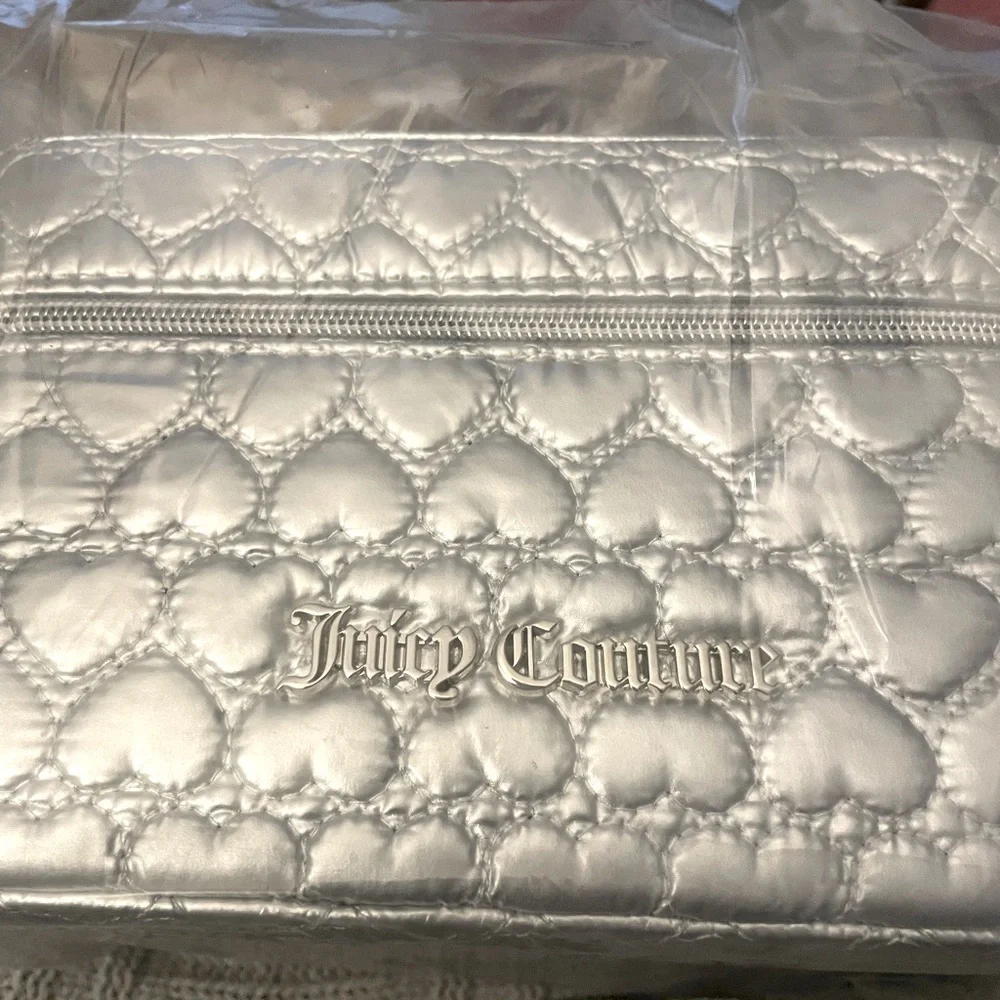JUICY COUTURE SILVER METALLIC PUFFER MAKEUP TRAIN CASE